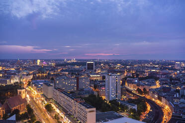Blick auf Berlin Mitte und den Alexanderplatz bei Nacht vom Park Inn Hotel, Berlin, Deutschland, Europa - RHPLF09463