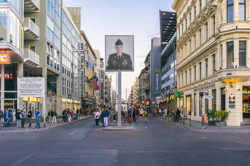 Haus am Checkpoint Charlie in der Friedrichstraße, ein bekanntes Touristenzentrum, Berlin, Deutschland, Europa - RHPLF09469