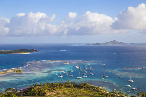 Blick auf Palm Island mit Petit St. Vincent und Carriacou in der Ferne, Union Island, Die Grenadinen, St. Vincent und die Grenadinen, Westindische Inseln, Karibik, Mittelamerika - RHPLF09482