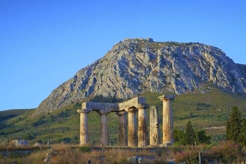 Apollo-Tempel, Antikes Korinth, Peloponnes, Griechenland, Europa - RHPLF09519