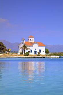 Der Hafen und die Kirche Agios Spyridon, Insel Elafonisos, Lakonien, Peloponnes, Griechenland, Europa - RHPLF09523