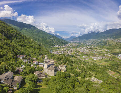 Luftaufnahme des Dorfes Sazzo, Ponte In Valtellina, Provinz Sondrio, Lombardei, Italien, Europa - RHPLF09532