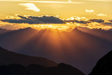 Sonnenstrahlen bei Sonnenuntergang auf dem Pizzo Berro und dem Gerola-Tal vom San Marco Pass aus gesehen, Orobie Alpen, Provinz Bergamo, Lombardei, Italien, Europa - RHPLF09534