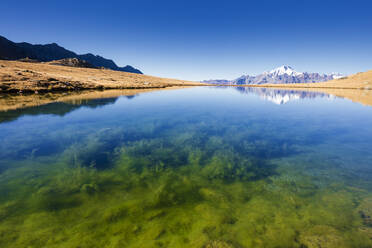 Klares Wasser der Seen von Campagneda mit Monte Disgrazia im Hintergrund, Valmalenco, Valtellina, Provinz Sondrio, Lombardei, Italien, Europa - RHPLF09548