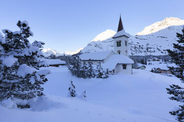 Chiesa Bianca umgeben von Schnee, Maloja, Bergell, Engadin, Kanton Graubünden, Schweiz, Europa - RHPLF09553