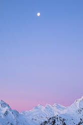 Sonnenaufgang auf den schneebedeckten Gipfeln des Val Maroz, Bergell, Engadin, Kanton Graubünden, Schweiz, Europa - RHPLF09555