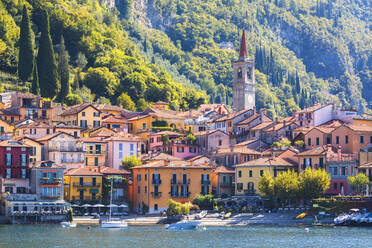 Das ikonische Dorf Varenna am Ufer des Comer Sees, Provinz Lecco, Lombardei, Italienische Seen, Italien, Europa - RHPLF09559