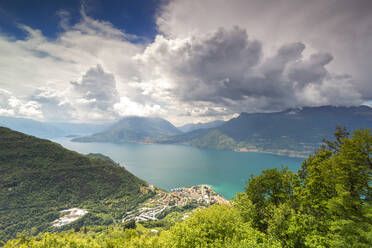 Blick auf Bellano und den Comer See von den grünen Hügeln von San Grato, Vendrogno, Provinz Lecco, Lombardei, Italienische Seen, Italien, Europa - RHPLF09562