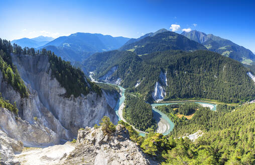 Panoramablick auf die Rheinschlucht (Ruinaulta), Flims, Bezirk Imboden, Kanton Graubünden, Schweiz, Europa - RHPLF09577