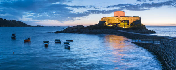 Fort Grey (Cup and Saucer) bei Nacht, Guernsey, Kanalinseln, Vereinigtes Königreich, Europa - RHPLF09585