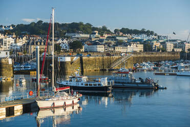 Boote im Hafen von St. Peter Port bei Sonnenaufgang, Guernsey, Kanalinseln, Vereinigtes Königreich, Europa - RHPLF09589