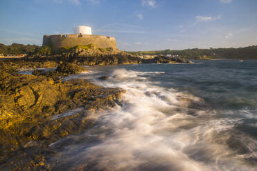 Fort Grey (Cup and Saucer) bei Sonnenuntergang, Guernsey, Kanalinseln, Vereinigtes Königreich, Europa - RHPLF09590