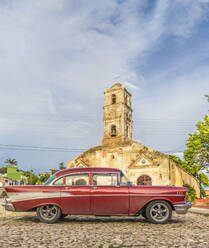 Ein amerikanischer Oldtimer, geparkt vor der Kirche Santa Ana, Trinidad, UNESCO-Weltkulturerbe, Kuba, Westindien, Karibik, Mittelamerika - RHPLF09607