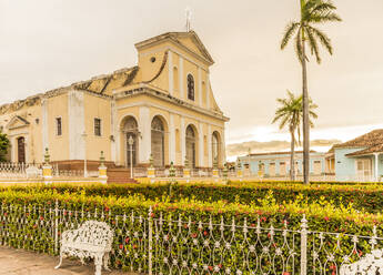 Die Kirche der Heiligen Dreifaltigkeit auf der Plaza Major in Trinidad, UNESCO-Weltkulturerbe, Trinidad, Kuba, Westindien, Karibik, Mittelamerika - RHPLF09608
