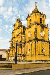 Blick auf die farbenfrohe Barockfassade der Kirche der Besinnung, Leon, Nicaragua, Mittelamerika - RHPLF09614