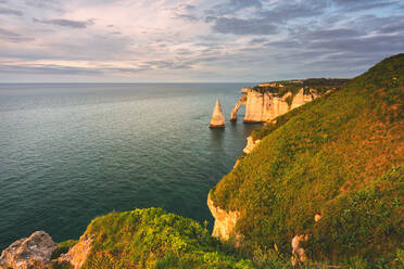 Les Falaises (Steilküste) von Etretat bei Sonnenuntergang, Etretat, Normandie, Frankreich, Europa - RHPLF09616