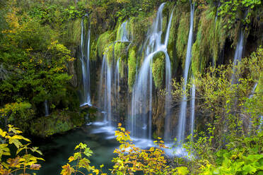 Wasserfälle im Plitviche-Nationalpark, UNESCO-Welterbe, Kroatien, Europa - RHPLF09617