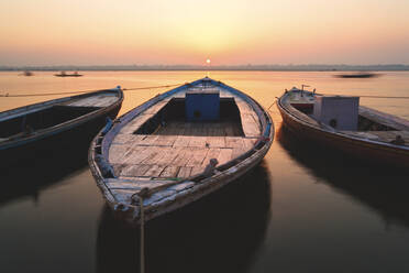 Sonnenaufgang auf dem Fluss Ganges in Varanasi, Uttar Pradesh, Indien, Asien - RHPLF09622