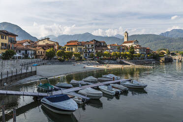 Blick auf Feriolo und Boote am Lago Maggiore, Lago Maggiore, Piemont, Italienische Seen, Italien, Europa - RHPLF09635