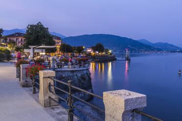 Blick auf Restaurants am See in der Abenddämmerung in Stresa, Lago Maggiore, Piemont, Italienische Seen, Italien, Europa - RHPLF09636