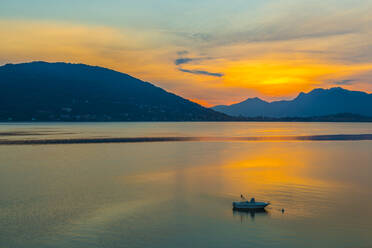 Blick auf den Sonnenaufgang am Lago Maggiore von Baveno, Lago Maggiore, Piemont, Italienische Seen, Italien, Europa - RHPLF09637