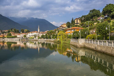Blick auf die Mergozzo-Spiegelung im Mergozo-See, Piemont, Italien, Europa - RHPLF09639
