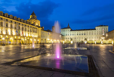 Blick auf die Piazza Castello, umgeben von Palazzo Madama und Palazzo Reale in der Abenddämmerung, Turin, Piemont, Italien, Europa - RHPLF09653