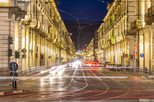 Ansicht der Via Roma und des Bahnhofs Porta Nuova bei Nacht, Turin, Piemont, Italien, Europa - RHPLF09654