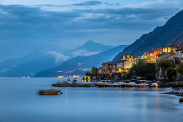 Blick auf den Comer See von Lezzeno in der Abenddämmerung, Provinz Como, Comer See, Lombardei, Italienische Seen, Italien, Europa - RHPLF09658