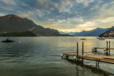 Blick auf den Comer See von Lezzeno bei Sonnenaufgang, Provinz Como, Comer See, Lombardei, Italienische Seen, Italien, Europa - RHPLF09659