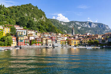 Blick auf den See und das Dorf Vezio, Provinz Como, Comer See, Lombardei, Italienische Seen, Italien, Europa - RHPLF09666