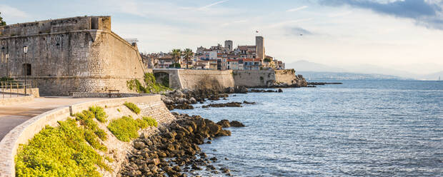 Stadtmauern von Antibes bei Sonnenaufgang, Provence-Alpes-Cote d'Azur, Côte d'Azur, Frankreich, Mittelmeer, Europa - RHPLF09681