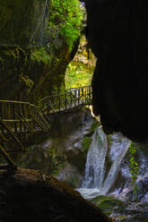 Höhlen von Caglieron, Wasserfall und Holzpfad in den Höhlen, Venetien, Italien, Europa - RHPLF09711