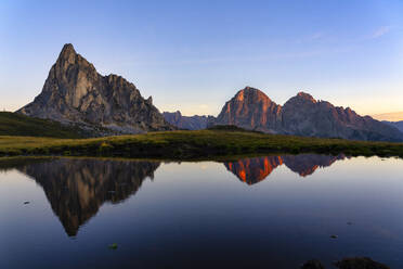 Giau Pass, Gusela und Tofana bei Sonnenaufgang, Dolomiten, Venetien, Italien, Europa - RHPLF09715