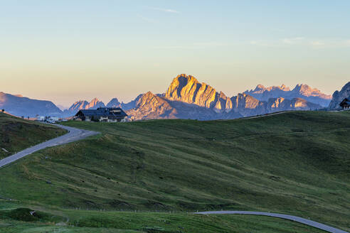 Giau-Pass bei Sonnenaufgang, Dolomiten, Venetien, Italien, Europa - RHPLF09716