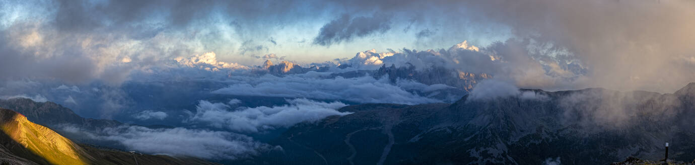 Höhenweg Bepi Zac, Sonnenuntergang in den Dolomiten, Venetien, Italien, Europa - RHPLF09724