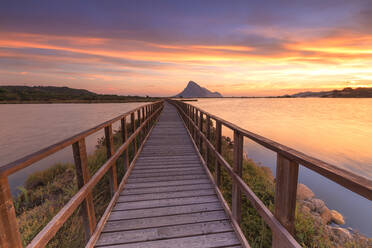 Sonnenaufgang von einem Fußgängerweg, Porto Taverna, Loiri Porto San Paolo, Olbia Tempio Provinz, Sardinien, Italien, Mittelmeer, Europa - RHPLF09733