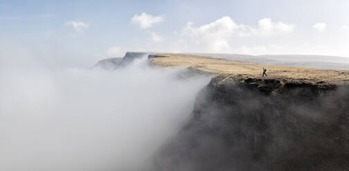 UK, Wales, Brecon Beacons, Junge Frau beim Wandern am Bannau Sir Gaer Ridge - ALRF01509