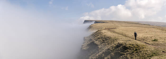 UK, Wales, Brecon Beacons, Junge Frau beim Wandern am Bannau Sir Gaer Ridge - ALRF01511