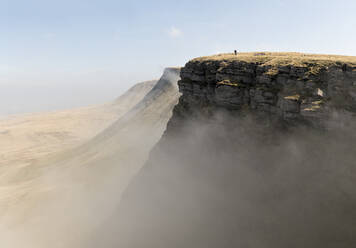 UK, Wales, Brecon Beacons, Junge Frau beim Wandern am Bannau Sir Gaer Ridge - ALRF01514