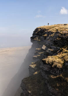 UK, Wales, Brecon Beacons, Junge Frau beim Wandern am Bannau Sir Gaer Ridge - ALRF01515