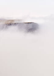 UK, Wales, Brecon Beacons, Junge Frau beim Wandern am Bannau Sir Gaer Ridge - ALRF01519