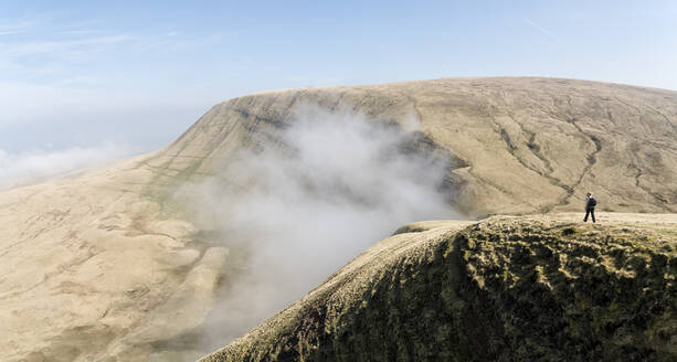 UK, Wales, Brecon Beacons, Junge Frau beim Wandern am Bannau Sir Gaer Ridge - ALRF01520