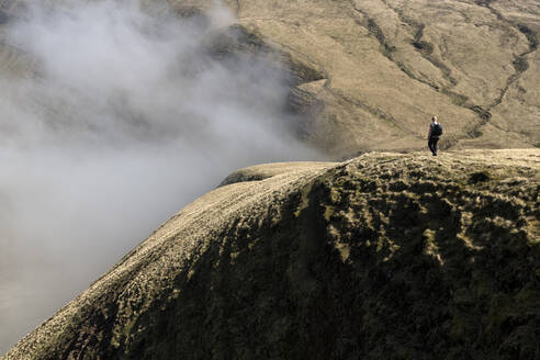 UK, Wales, Brecon Beacons, Junge Frau beim Wandern am Bannau Sir Gaer Ridge - ALRF01521