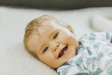 Portrait of a smiling baby girl - DWF00516