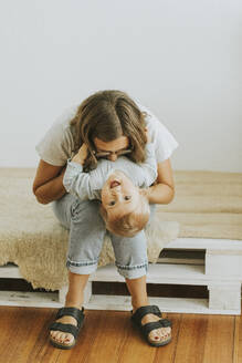 Mutter, die mit ihrer kleinen Tochter herumalbert - DWF00524