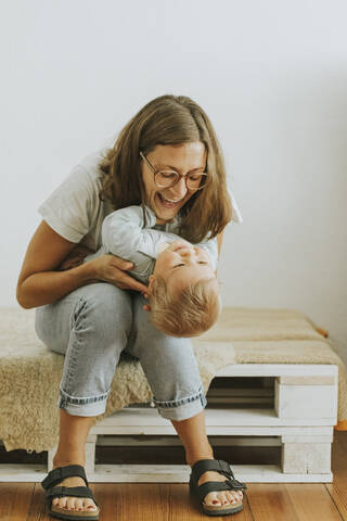 Mutter, die mit ihrer kleinen Tochter herumalbert, lizenzfreies Stockfoto