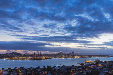 Moderne Gebäude am Meer gegen bewölkten Himmel in der Abenddämmerung in Auckland, Neuseeland - FOF10890