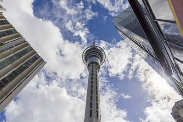 Niedriger Blickwinkel auf den Sky Tower gegen den bewölkten Himmel in der Stadt, Auckland, Neuseeland - FOF10895