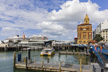 Blick auf Queens Wharf gegen bewölkten Himmel in der Stadt, Auckland, Neuseeland - FOF10896